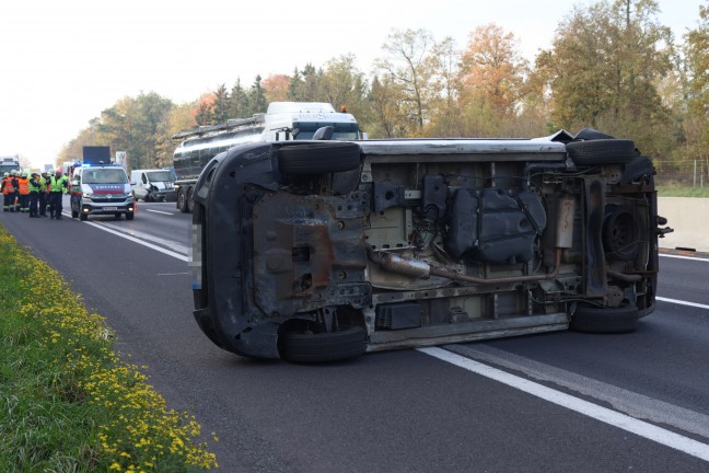 	Kleintransporter sowie Anhnger bei Crash auf Welser Autobahn in Wels-Puchberg umgestrzt