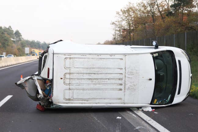 	Kleintransporter sowie Anhnger bei Crash auf Welser Autobahn in Wels-Puchberg umgestrzt