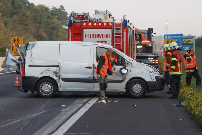 	Kleintransporter sowie Anhnger bei Crash auf Welser Autobahn in Wels-Puchberg umgestrzt