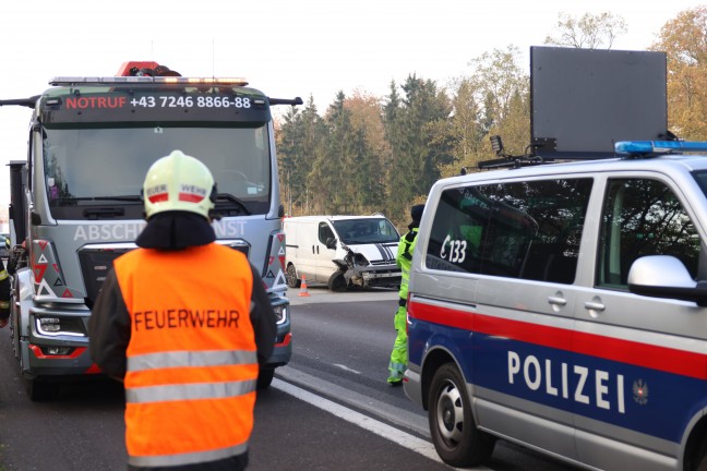 	Kleintransporter sowie Anhnger bei Crash auf Welser Autobahn in Wels-Puchberg umgestrzt