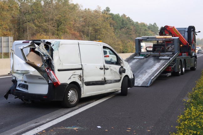 	Kleintransporter sowie Anhnger bei Crash auf Welser Autobahn in Wels-Puchberg umgestrzt