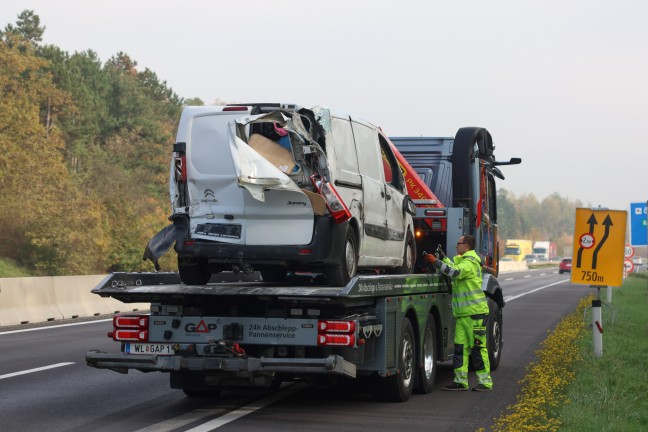 	Kleintransporter sowie Anhnger bei Crash auf Welser Autobahn in Wels-Puchberg umgestrzt