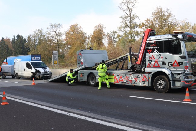 	Kleintransporter sowie Anhnger bei Crash auf Welser Autobahn in Wels-Puchberg umgestrzt