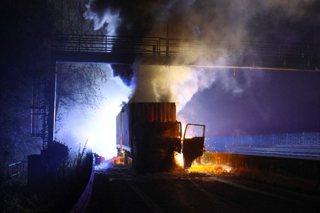 	Vollbrand eines LKW auf Westautobahn bei Sattledt sorgt fr greren Einsatz