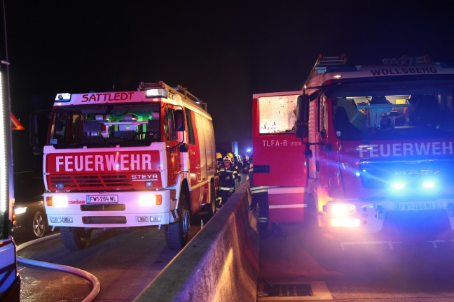 	Vollbrand eines LKW auf Westautobahn bei Sattledt sorgt fr greren Einsatz