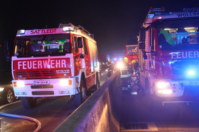 	Vollbrand eines LKW auf Westautobahn bei Sattledt sorgt fr greren Einsatz