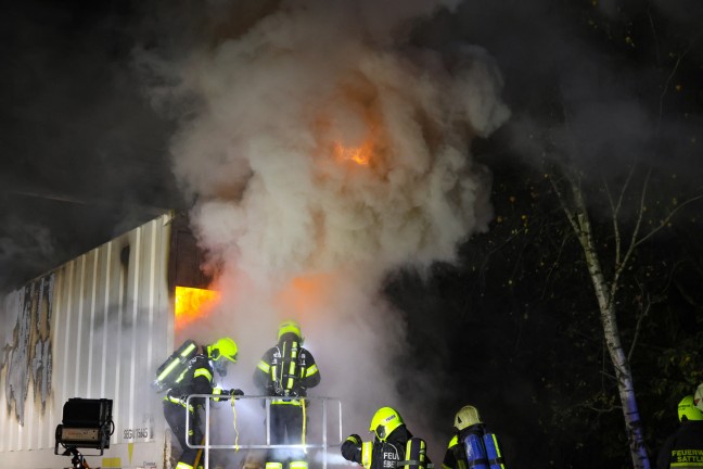 	Vollbrand eines LKW auf Westautobahn bei Sattledt sorgt fr greren Einsatz