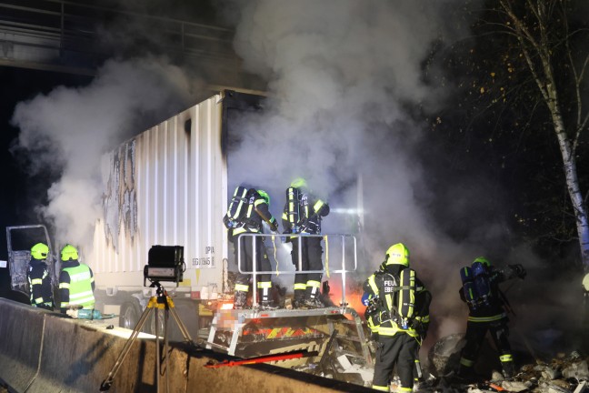 	Vollbrand eines LKW auf Westautobahn bei Sattledt sorgt fr greren Einsatz