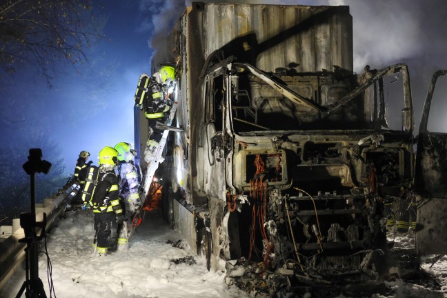 	Vollbrand eines LKW auf Westautobahn bei Sattledt sorgt fr greren Einsatz