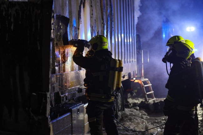 	Vollbrand eines LKW auf Westautobahn bei Sattledt sorgt fr greren Einsatz