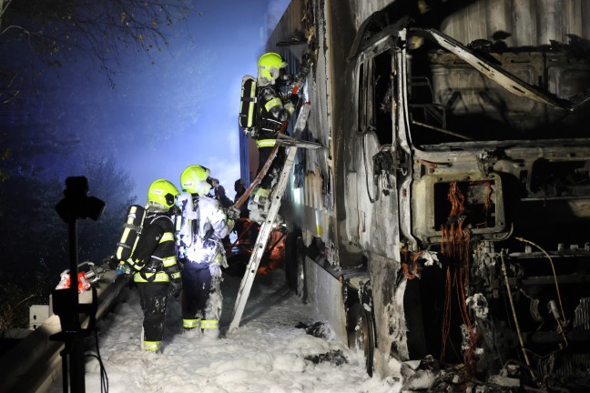 	Vollbrand eines LKW auf Westautobahn bei Sattledt sorgt fr greren Einsatz