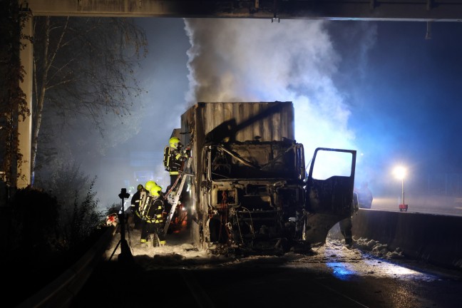 	Vollbrand eines LKW auf Westautobahn bei Sattledt sorgt fr greren Einsatz