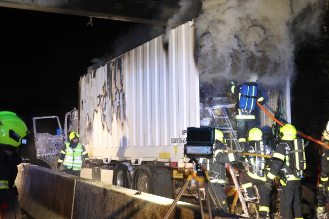 	Vollbrand eines LKW auf Westautobahn bei Sattledt sorgt fr greren Einsatz