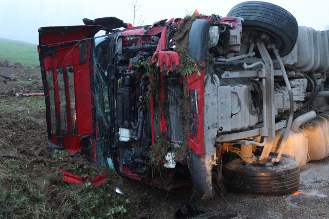 	Schotter-LKW bei schwerem Unfall in Niederneukirchen umgestrzt