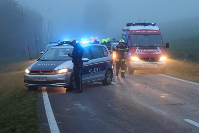 	Schotter-LKW bei schwerem Unfall in Niederneukirchen umgestrzt