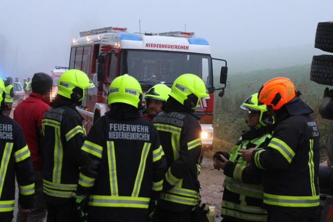 	Schotter-LKW bei schwerem Unfall in Niederneukirchen umgestrzt