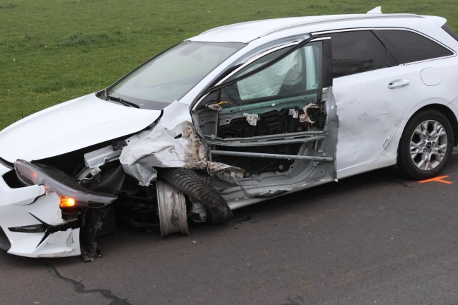 	Schotter-LKW bei schwerem Unfall in Niederneukirchen umgestrzt