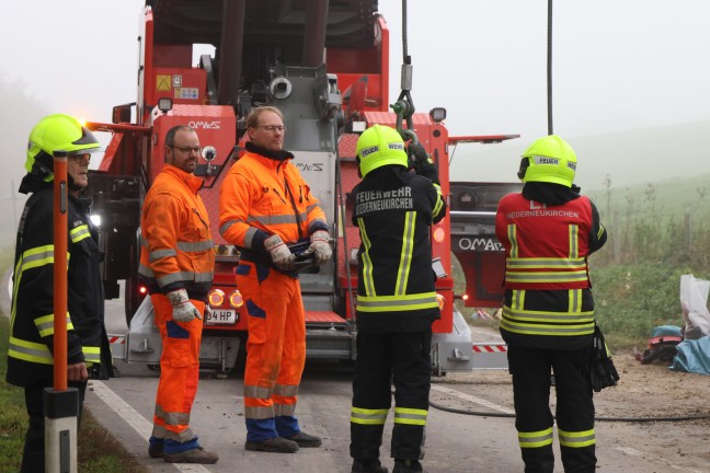 	Schotter-LKW bei schwerem Unfall in Niederneukirchen umgestrzt