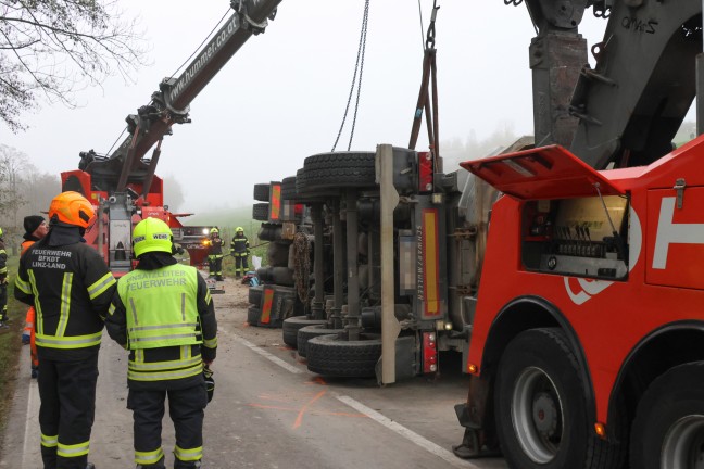 	Schotter-LKW bei schwerem Unfall in Niederneukirchen umgestrzt