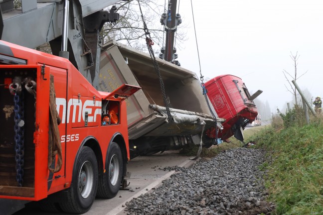 	Schotter-LKW bei schwerem Unfall in Niederneukirchen umgestrzt