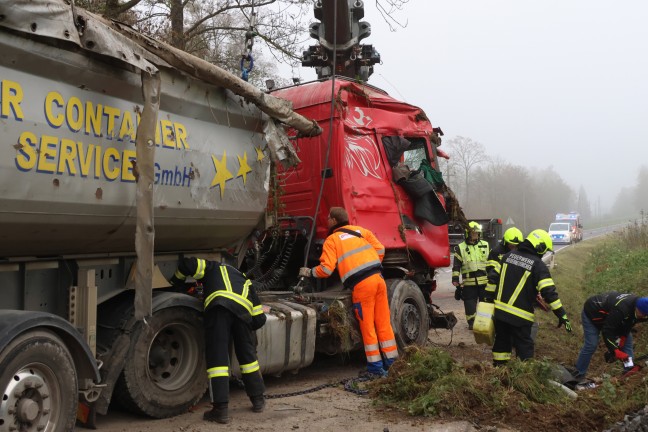 	Schotter-LKW bei schwerem Unfall in Niederneukirchen umgestrzt