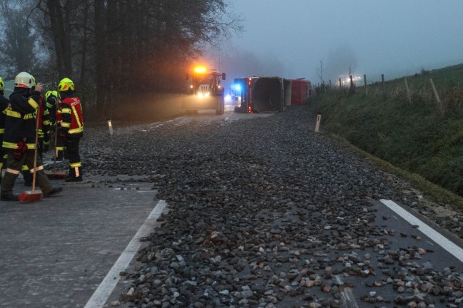 	Schotter-LKW bei schwerem Unfall in Niederneukirchen umgestrzt