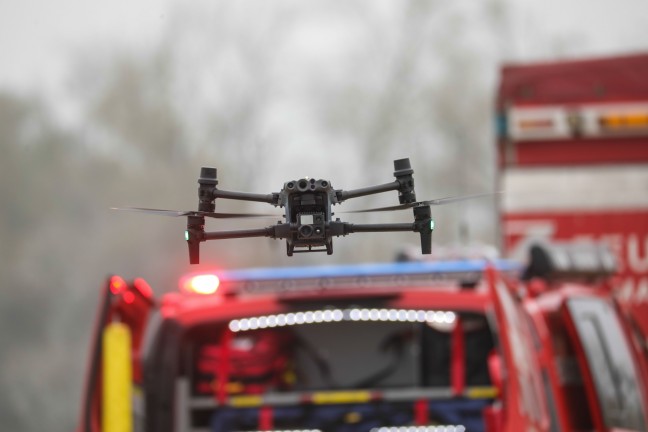 	Verdacht auf Vogelgrippe: Feuerwehr bei Bergung verendeter Schwne in Marchtrenk im Einsatz