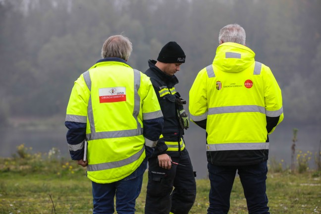 	Verdacht auf Vogelgrippe: Feuerwehr bei Bergung verendeter Schwne in Marchtrenk im Einsatz