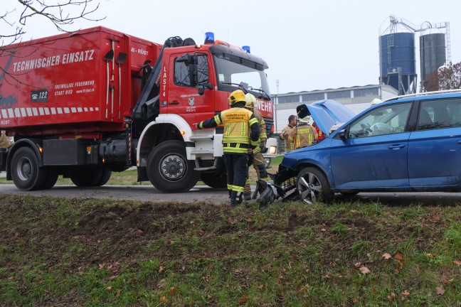 	Personenrettung in Ried im Innkreis: Auto nach Crash mit Baum im Bachbett des Ottenbachs gelandet