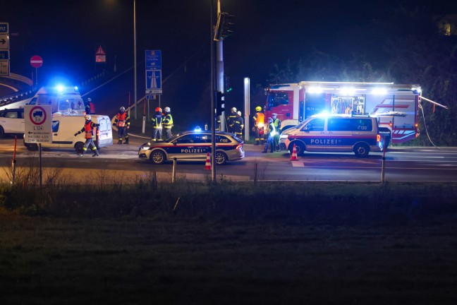 	Rotlicht bersehen: Drei Verletzte bei Kreuzungskollision zwischen zwei Autos in Allhaming