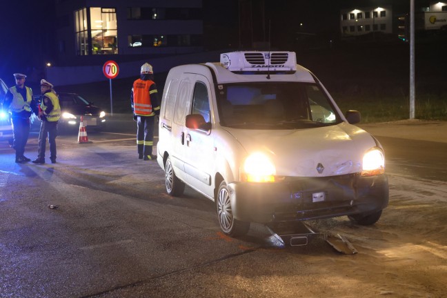 	Rotlicht bersehen: Drei Verletzte bei Kreuzungskollision zwischen zwei Autos in Allhaming