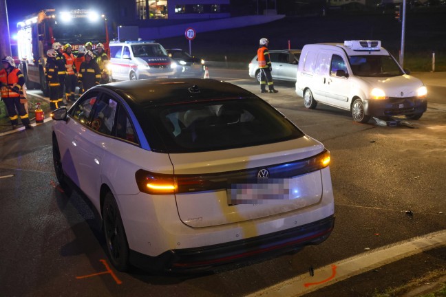 	Rotlicht bersehen: Drei Verletzte bei Kreuzungskollision zwischen zwei Autos in Allhaming