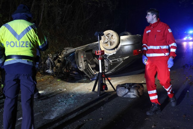 	Vier Leicht- und ein Schwerverletzter bei Crash gegen Baum samt Autoberschlag in Kematen am Innbach