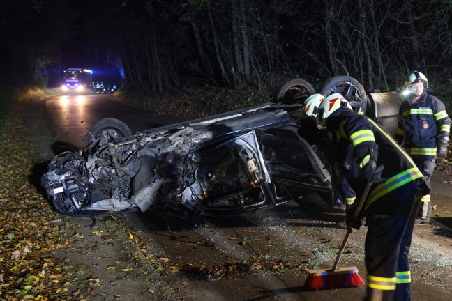 	Vier Leicht- und ein Schwerverletzter bei Crash gegen Baum samt Autoberschlag in Kematen am Innbach