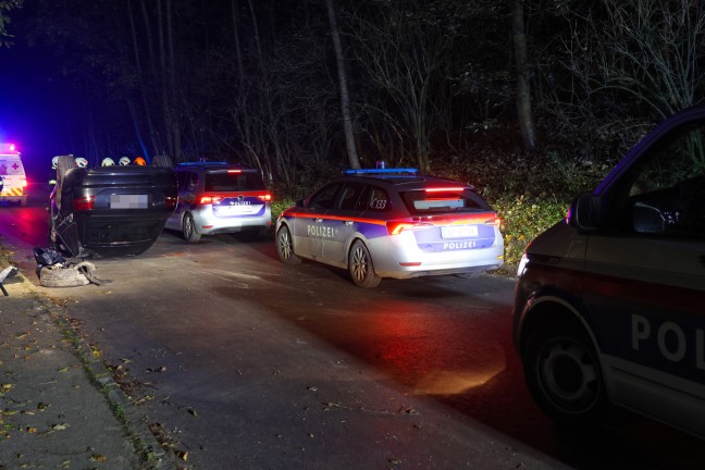 	Vier Leicht- und ein Schwerverletzter bei Crash gegen Baum samt Autoberschlag in Kematen am Innbach