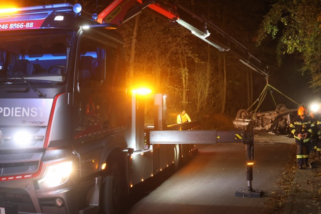 	Vier Leicht- und ein Schwerverletzter bei Crash gegen Baum samt Autoberschlag in Kematen am Innbach