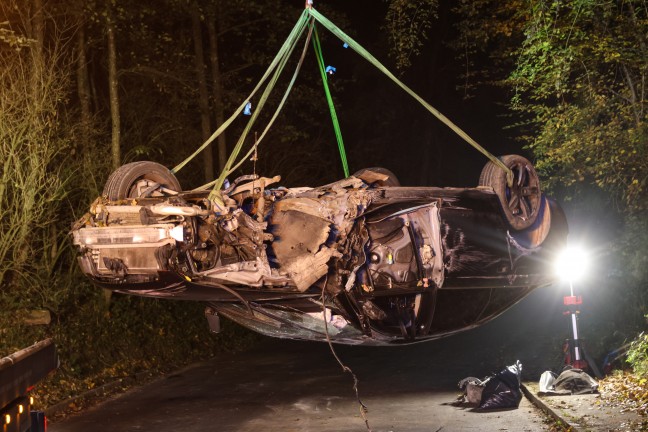 	Vier Leicht- und ein Schwerverletzter bei Crash gegen Baum samt Autoberschlag in Kematen am Innbach