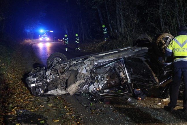 	Vier Leicht- und ein Schwerverletzter bei Crash gegen Baum samt Autoberschlag in Kematen am Innbach