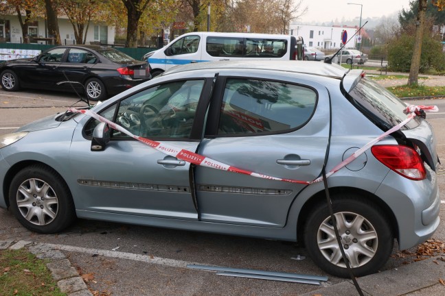 	Auto in Wels-Lichtenegg offenbar mit Bllern gesprengt und dadurch schwer beschdigt