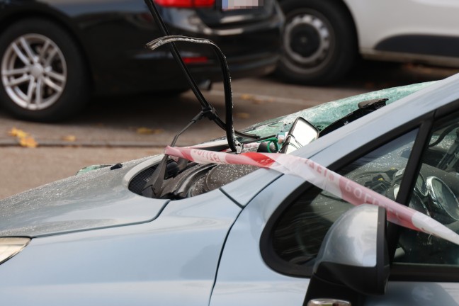 	Auto in Wels-Lichtenegg offenbar mit Bllern gesprengt und dadurch schwer beschdigt