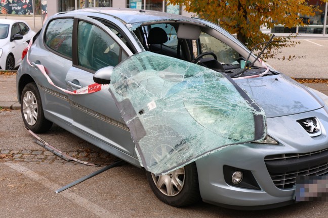 	Auto in Wels-Lichtenegg offenbar mit Bllern gesprengt und dadurch schwer beschdigt