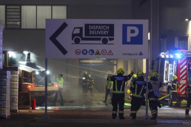 	Sechs Feuerwehren bei Brand am Betriebsgelnde eines Unternehmens in Kremsmnster im Einsatz