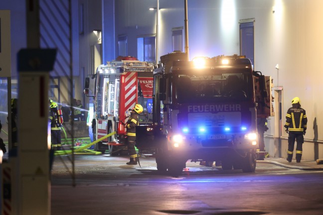 	Sechs Feuerwehren bei Brand am Betriebsgelnde eines Unternehmens in Kremsmnster im Einsatz