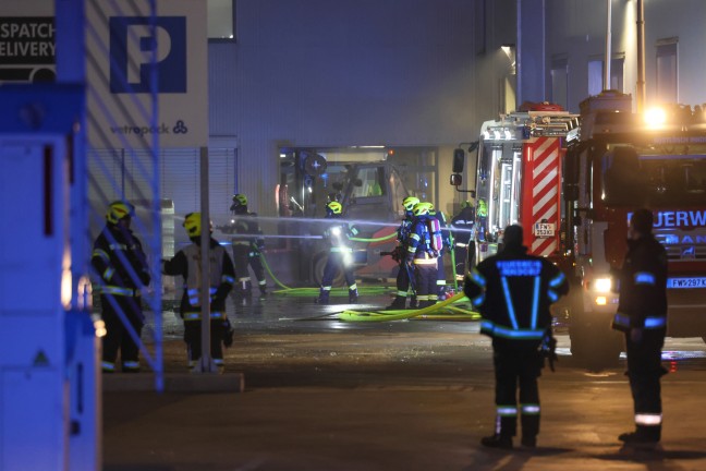 	Sechs Feuerwehren bei Brand am Betriebsgelnde eines Unternehmens in Kremsmnster im Einsatz