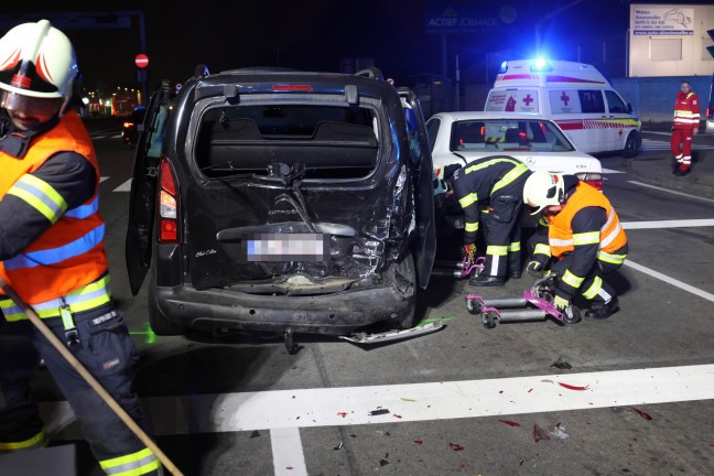 	Vier Verletzte bei schwerem Auffahrunfall mit drei beteiligten PKW in Wels-Schafwiesen