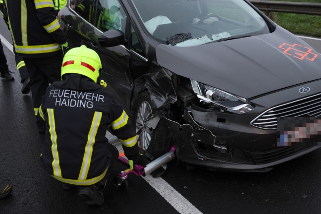 	Drei Verletzte bei schwerem Verkehrsunfall auf Innviertler Strae in Krenglbach