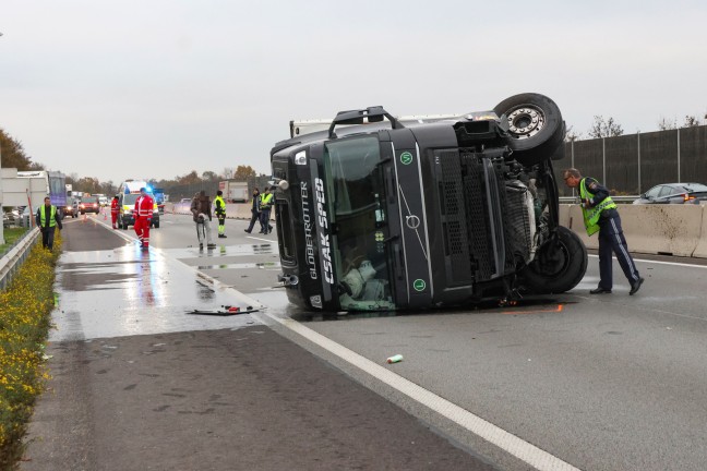 	LKW bei Kollision mit PKW auf Welser Autobahn in Wels-Puchberg umgestrzt