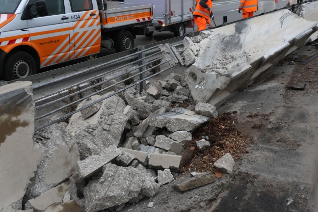 	LKW bei Kollision mit PKW auf Welser Autobahn in Wels-Puchberg umgestrzt