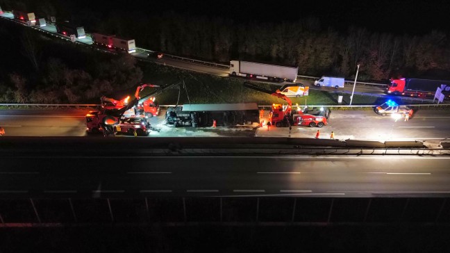 	LKW bei Kollision mit PKW auf Welser Autobahn in Wels-Puchberg umgestrzt