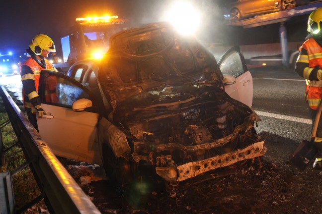 	Vollbrand des Motorraums eines Autos auf Westautobahn in Roitham am Traunfall